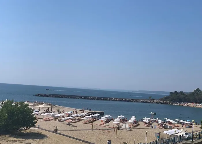 아파트 Lovely 2 Bedroom 2 Bath With View And A Pool Bŭnzarito