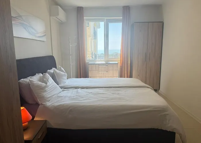 Lovely 2 Bedroom 2 Bath With View And A Pool Bŭnzarito