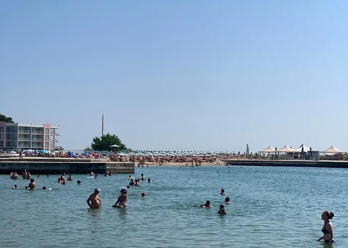 Lovely 2 Bedroom 2 Bath With View And A Pool